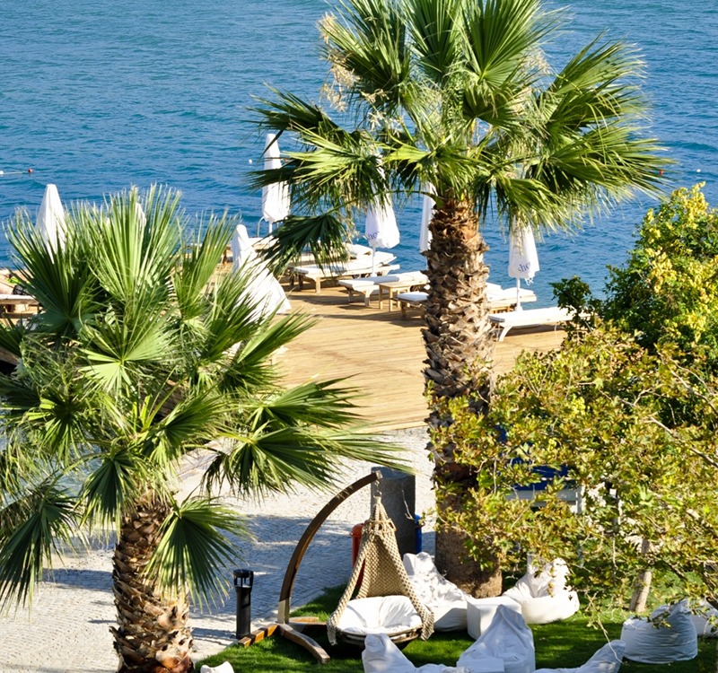 İzmir Bademli Köyü'nde bulunan Kalem Adası, Türkiye'nin ilk ve tek ada oteline sahip. Türkiye'nin Maldivleri olarak da bilinen Kalem Adası misafirleri Oliviera Resort otelinde konaklıyor