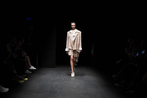Moda Haftası’nı Tasarımcı Natalie Kolyozyan Açtı