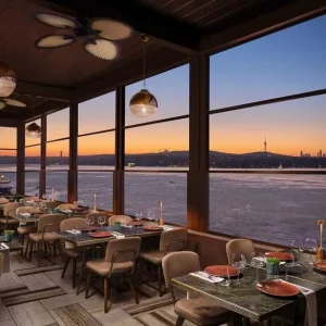 Yaz tatilinde JW Marriot Otel restorant akşam manzarası gösteren fotoğraf.