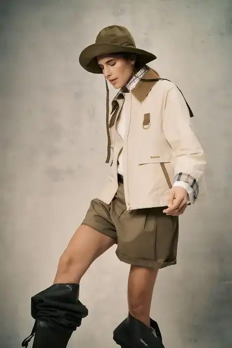 Barbour-Icons-SS26-ingiliz-Mirasinin-Hafif- Yorumu Barbour Icons: İngiliz Mirasının Yazlık ve Hafif Yorumu