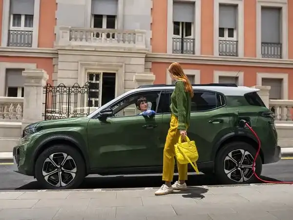 CITROËN-Ë-C3-AIRCROSS-elektrikli-araba-firsatlari Segmentindeki rekabetçi konumunu daha şık bir SUV silüeti ile pekiştiren Ë-C3 Aircross modeli