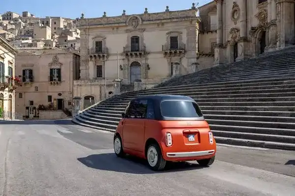 YENI-FIAT-TOPOLINO-sehir-ici-elektrikli-araba FIAT markasının sürdürülebilir mikro- mobilite vizyonunu yansıtan tamamen elektrikli modeli Topolino