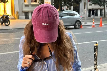 Aslı Sümen, Hatclo Şapkasıyla Sosyal Medyayı Salladı