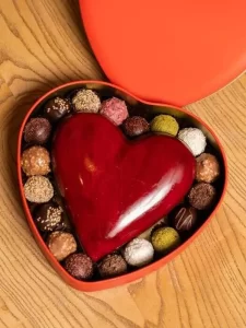 Cafe Marmara sevgililer günü menüsü, kalp formlu çikolata ve kurabiye