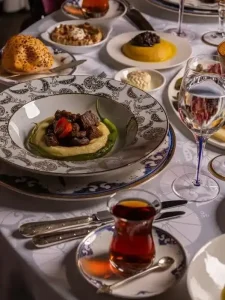 ciragan Palace Kempinski istanbul Saray atmosferinde geleneksel Türk mutfağı iftar menüsü