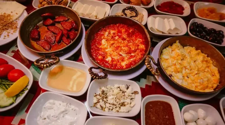 Ramazanda Sağlıklı Beslenme makalesi için igftar sofra görseli