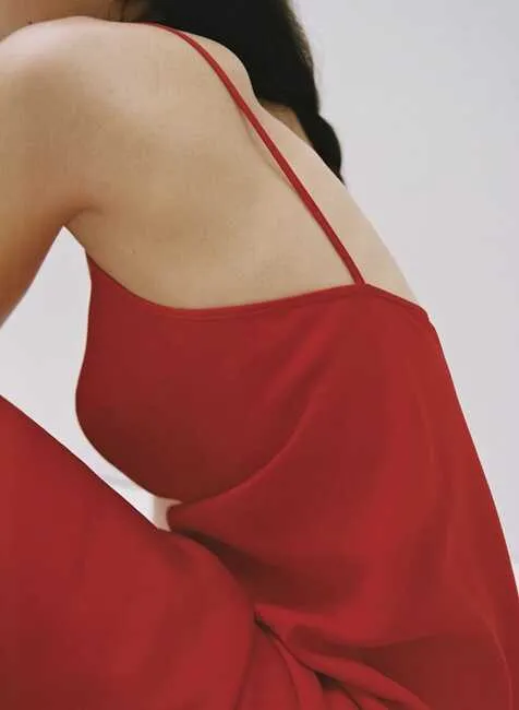 tencel-surdurulebilir-kumas-detay TENCEL™ plaj giyimi koleksiyonunda kullanılan kırmızı kumaş ve tasarım detayının yakın görünümü.