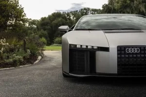 Audi Nuvolari’nin Carmel-by-the-Sea yollarındaki arka profil görüntüsü