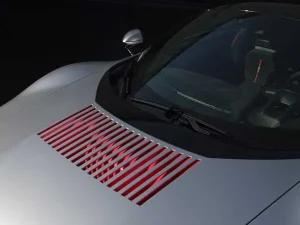 Ferrari CZ26’nın kaputundaki kırmızı hava giriş detayı