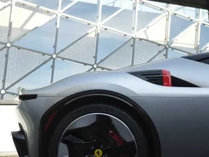 Ferrari CZ26’nın yan profili ve jant/fren kaliperi detayı