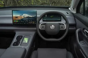 Leapmotor C10’un sağ direksiyonlu iç mekân gösterge paneli