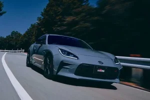 Toyota’nın yenilenmiş GR86 modeli, Solid Gray renk seçeneğiyle