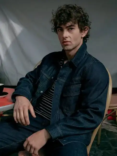 Gap x A.P.C. koleksiyonundan Japon deniminden ceket ve çizgili triko giyen erkek model