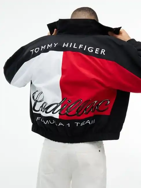 Tommy Hilfiger x Cadillac Formula 1 Team taraftar seçkisinden kırmızı-beyaz-siyah ceket